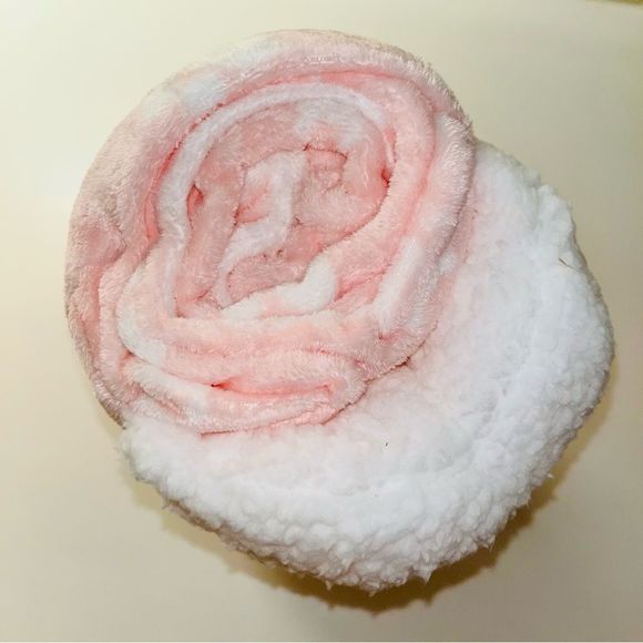 **SOLD** Juicy Couture Pet Plush Throw & Bone Shaped Sherpa Pillow Set for Dogs - Picture 8 of 16